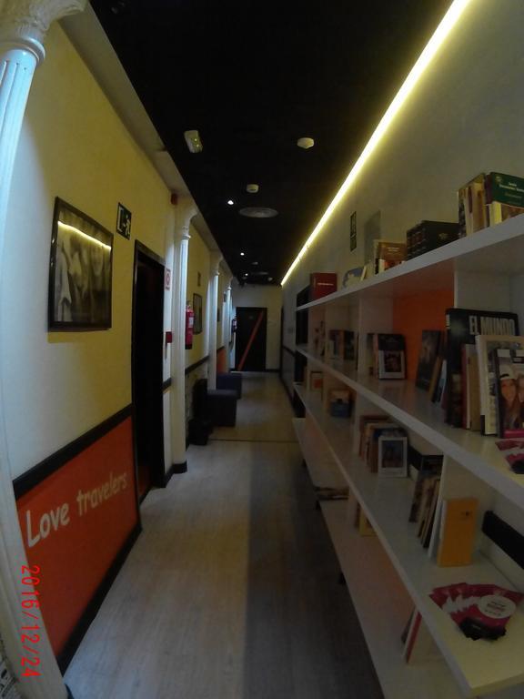 Hostels Meetingpoint Madrid Extérieur photo
