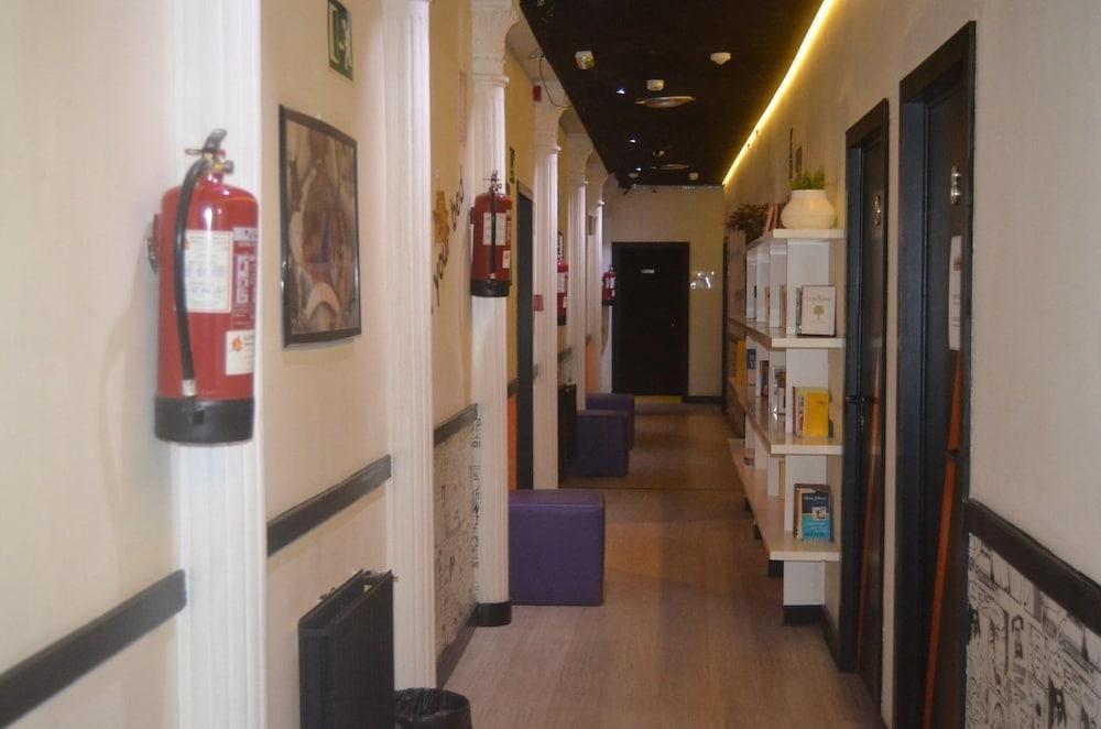 Hostels Meetingpoint Madrid Extérieur photo