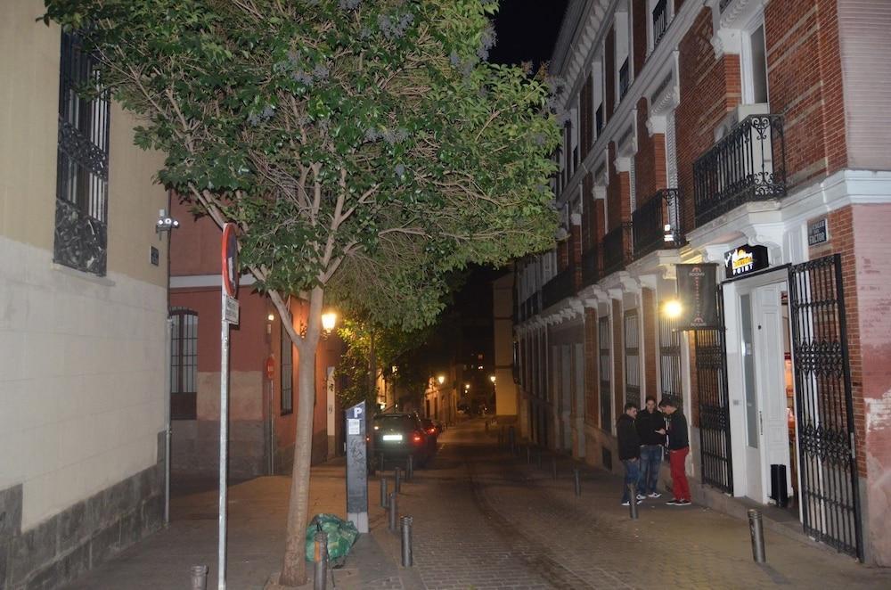 Hostels Meetingpoint Madrid Extérieur photo